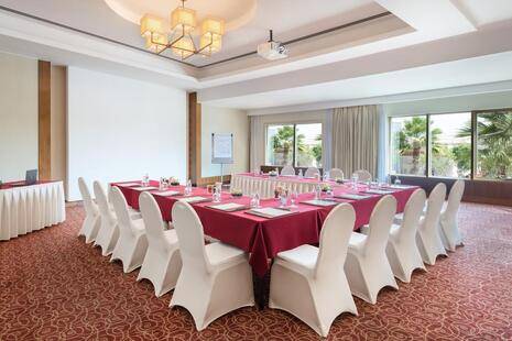 Khalidiya Palace Rayhaan Hotel By Rotana
