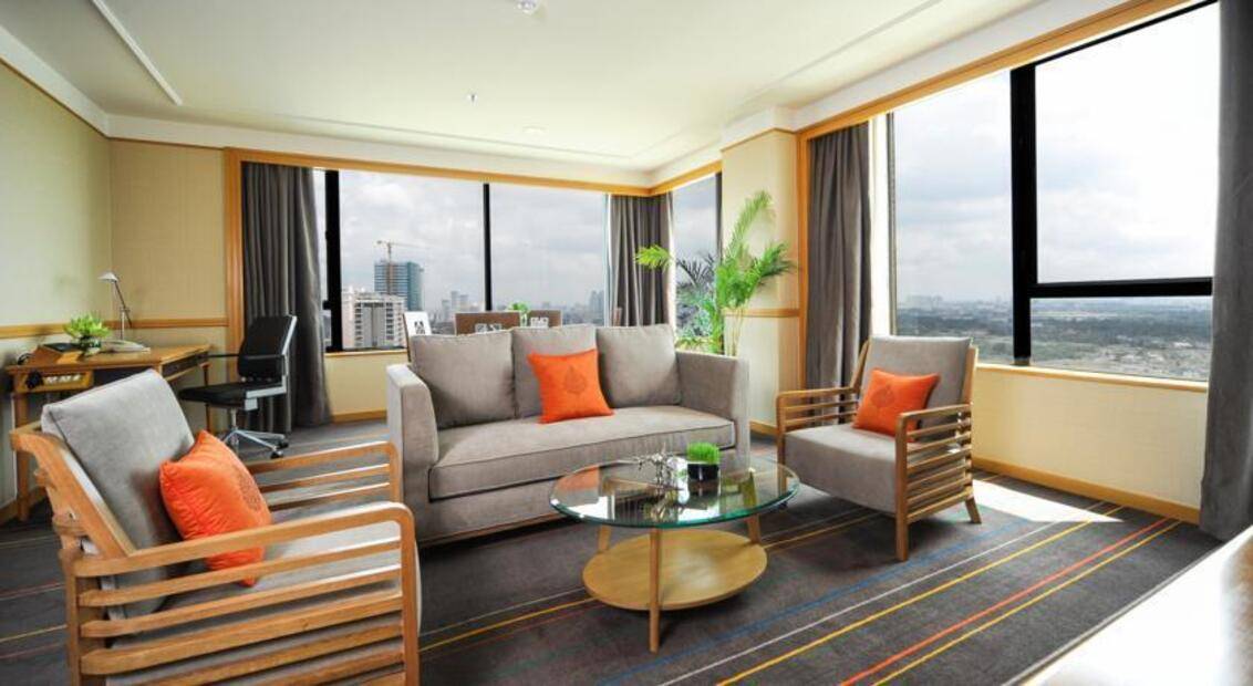 Renaissance Riverside Hotel