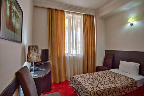 Bomo Regineh Hotel