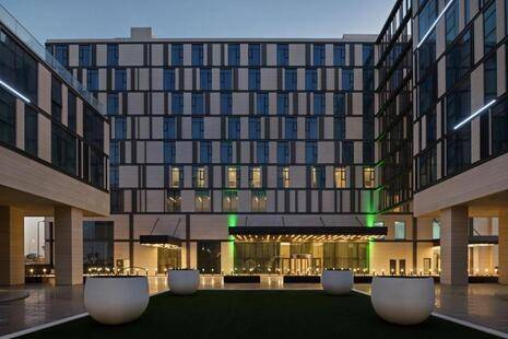 Holiday Inn Dubai Al Maktoum Airport