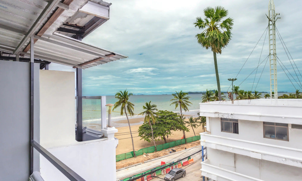Happy Jomtien - Beachfront